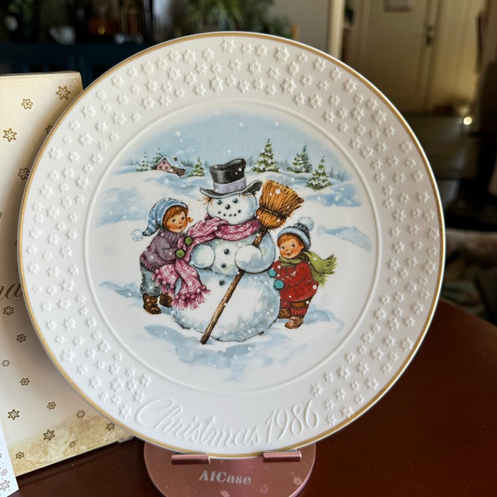 Vintage Avon Porcelain Plate "A Child's Christmas"‎ 1986 22k Gold Trim